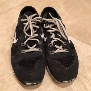 Black Nikes size 7